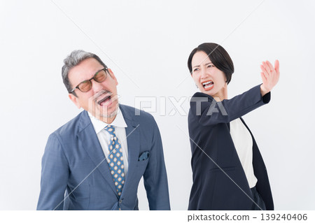 Businessmen fighting 139240406