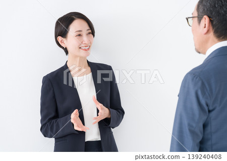 商界人士交談 商界人士交談 139240408
