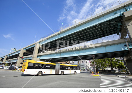 福岡都會高速公路上的亞洲高速公路標誌和一輛西鐵鉸接式巴士。 福岡都會高速公路上的亞洲高速公路標誌和一輛西鐵鉸接式巴士。 139240547