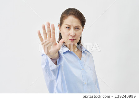 老婦人停在白色背景上 139240999