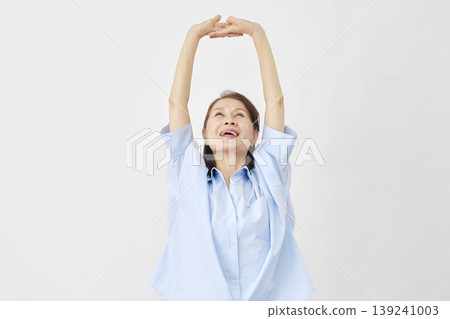 一位老婦人在白色背景下伸展身體 139241003