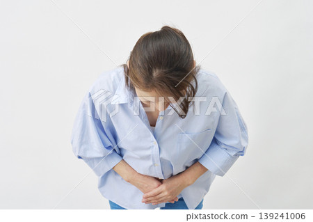 白色背景上的老婦人鞠躬 139241006