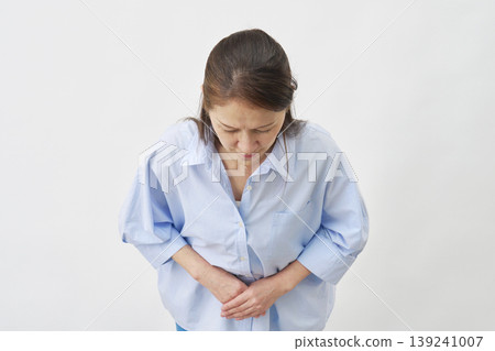 一位老婦人在白色背景上道歉 139241007
