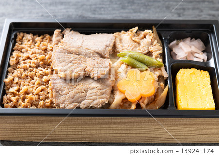 美味的車站便當-牛排和烤牛肉便當 美味的車站便當-牛排和烤牛肉便當 139241174