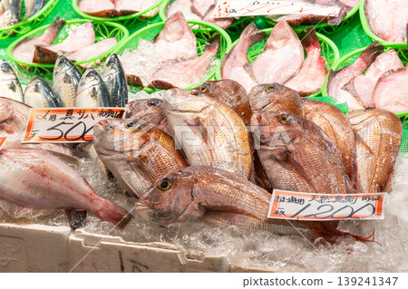 魚市上可以買到新鮮的海鮮，例如野生鯛魚和鯖魚（產自岡山縣）。 139241347