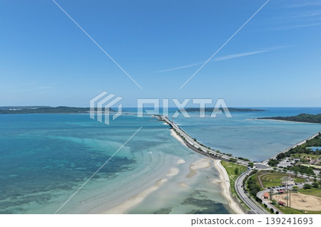 無人機拍攝的畫面(4 月)顯示了沖繩縣海中公路上的碧綠大海和橋樑。 無人機拍攝的畫面(4 月)顯示了沖繩縣海中公路上的碧綠大海和橋樑。 139241693