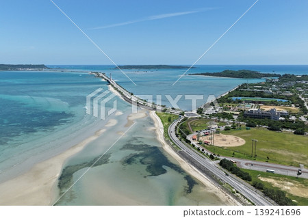 無人機拍攝的畫面(4 月)顯示了沖繩縣海中公路上的碧綠大海和橋樑。 無人機拍攝的畫面(4 月)顯示了沖繩縣海中公路上的碧綠大海和橋樑。 139241696