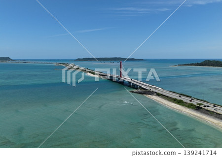 無人機拍攝的畫面(4 月)顯示了沖繩縣海中公路上的碧綠大海和橋樑。 無人機拍攝的畫面(4 月)顯示了沖繩縣海中公路上的碧綠大海和橋樑。 139241714