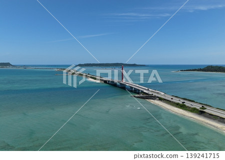 無人機拍攝的畫面（4 月）顯示了沖繩縣海中公路上的碧綠大海和橋樑。 139241715
