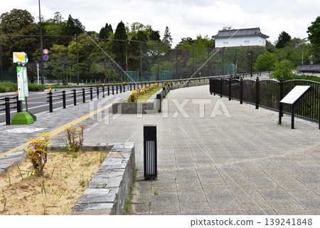 三重縣:龜山城遺址護城河(外護城河)沿岸的步行道、龜山城舊多門楣(多層塔樓)、護城河旁的巴士站以及新鮮的綠植。 三重縣:龜山城遺址護城河(外護城河)沿岸的步行道、龜山城舊多門楣(多層塔樓)、護城河旁的巴士站以及新鮮的綠植。 139241848