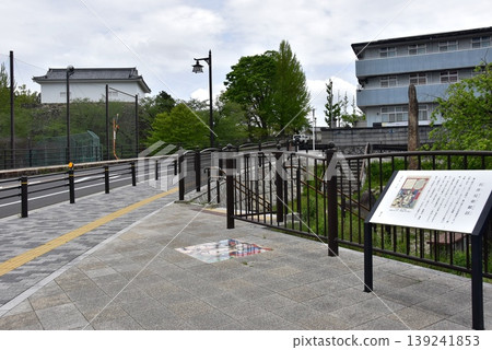 三重縣:龜山城遺址護城河(外護城河)沿岸的步道、龜山城舊多層塔樓、旅遊資訊牌和新鮮的綠植。 三重縣:龜山城遺址護城河(外護城河)沿岸的步道、龜山城舊多層塔樓、旅遊資訊牌和新鮮的綠植。 139241853
