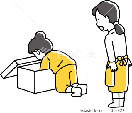 女兒看著母親在箱子裡翻找。 139242231