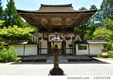 The main gate of Enjo-ji Temple in Nara 139242548