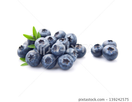 Blueberries with leaves on white backgrounds Blueberries with leaves on white backgrounds 139242575