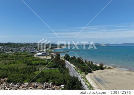 [PIXTA 標題] 沖繩縣宇流麻市海中路附近淺水和碧綠海水的鳥瞰圖。 139242576