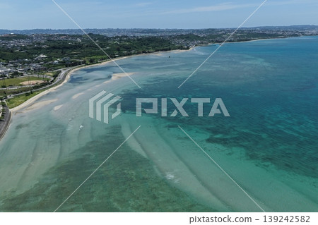[PIXTA Title] Aerial view of the shallow waters and emerald green sea near the Kaichu Road in Uruma City, Okinawa Prefecture ( 139242582