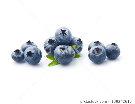 Blueberries with leaves on white backgrounds Blueberries with leaves on white backgrounds 139242613
