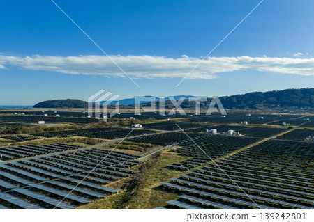 無人機空拍照片,展示了位於岡山縣牛窗町瀨戶內海沿岸的巨型太陽能發電廠。 無人機空拍照片,展示了位於岡山縣牛窗町瀨戶內海沿岸的巨型太陽能發電廠。 139242801