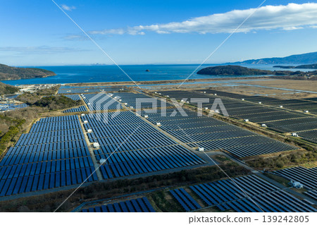 無人機空拍照片,展示了位於岡山縣牛窗町瀨戶內海沿岸的巨型太陽能發電廠。 無人機空拍照片,展示了位於岡山縣牛窗町瀨戶內海沿岸的巨型太陽能發電廠。 139242805