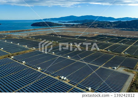 無人機空拍照片,展示了位於岡山縣牛窗町瀨戶內海沿岸的巨型太陽能發電廠。 無人機空拍照片,展示了位於岡山縣牛窗町瀨戶內海沿岸的巨型太陽能發電廠。 139242812