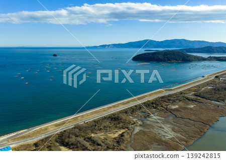 無人機空拍照片,展示了位於岡山縣牛窗町瀨戶內海沿岸的巨型太陽能發電廠。 無人機空拍照片,展示了位於岡山縣牛窗町瀨戶內海沿岸的巨型太陽能發電廠。 139242815