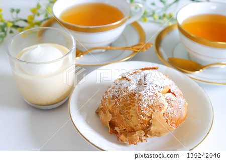Enjoy tea time with black tea and a variety of sweets. Enjoy tea time with black tea and a variety of sweets. 139242946