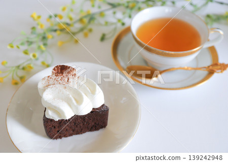 Chocolate cake and tea set 139242948