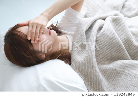 A woman who falls asleep due to poor physical condition 139242949