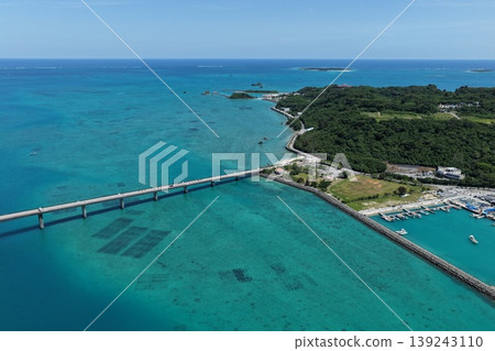 沖繩縣本座島與濱比賀島之間的橋樑以及蔚藍的大海的無人機空拍照片。 沖繩縣本座島與濱比賀島之間的橋樑以及蔚藍的大海的無人機空拍照片。 139243110