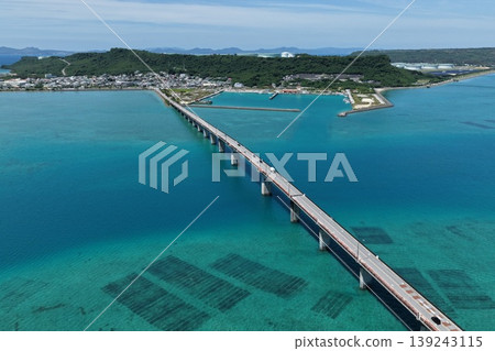 A drone aerial photograph of the bridge connecting Henza Island and Hamahiga Island in Okinawa Prefecture, and the blue sea. A drone aerial photograph of the bridge connecting Henza Island and Hamahiga Island in Okinawa Prefecture, and the blue sea. 139243115