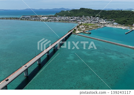 A drone aerial photograph of the bridge connecting Henza Island and Hamahiga Island in Okinawa Prefecture, and the blue sea. A drone aerial photograph of the bridge connecting Henza Island and Hamahiga Island in Okinawa Prefecture, and the blue sea. 139243117