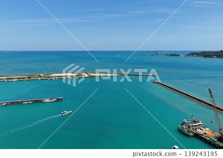 沖繩縣亨佐南港的港口景色和蔚藍大海的無人機空拍畫面。 139243195