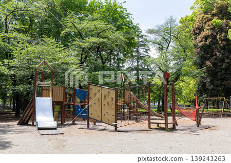 在公園裡玩設備 在公園裡玩設備 139243263