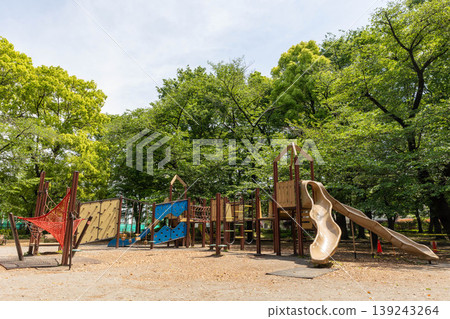 在公園裡玩設備 在公園裡玩設備 139243264