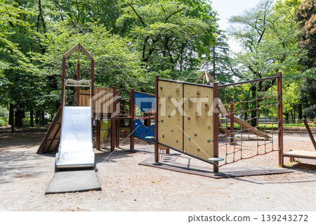 在公園裡玩設備 在公園裡玩設備 139243272