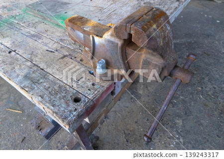 【木工工具】一把磨損嚴重的虎鉗 139243317