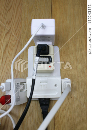 危險的過載電源插座 危險的過載電源插座 139243321