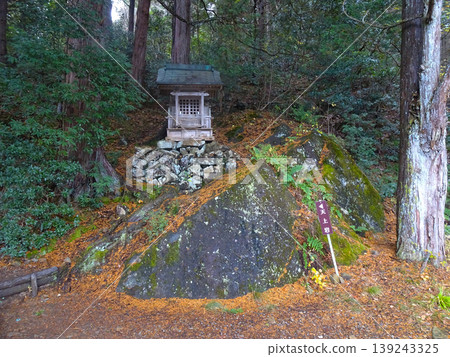 位於立泉峽健行步道上的小神社(兵庫縣朝佐市) 位於立泉峽健行步道上的小神社(兵庫縣朝佐市) 139243325