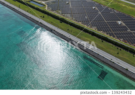 無人機航拍沖繩縣邊座島沿海一座巨型太陽能發電廠。 無人機航拍沖繩縣邊座島沿海一座巨型太陽能發電廠。 139243432