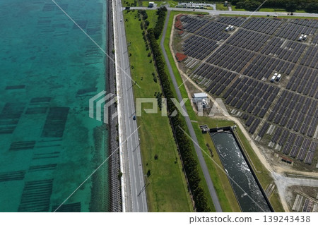 無人機航拍沖繩縣邊座島沿海一座巨型太陽能發電廠。 無人機航拍沖繩縣邊座島沿海一座巨型太陽能發電廠。 139243438