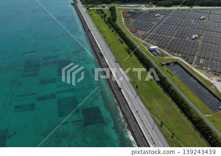 無人機航拍沖繩縣邊座島沿海一座巨型太陽能發電廠。 無人機航拍沖繩縣邊座島沿海一座巨型太陽能發電廠。 139243439
