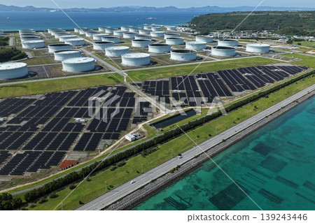 無人機航拍沖繩縣邊座島沿海一座巨型太陽能發電廠。 無人機航拍沖繩縣邊座島沿海一座巨型太陽能發電廠。 139243446