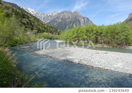春天，融雪匯聚而成的梓川流經上高地，造就了山間鬱鬱蔥蔥、水質清澈的壯麗景色。 139243649