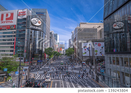 從空中俯瞰數寄屋橋十字路口和銀座的摩天大樓 [東京中央區] 139243804