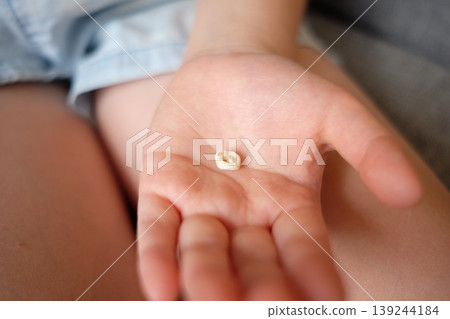 女孩的寶寶牙齒 139244184