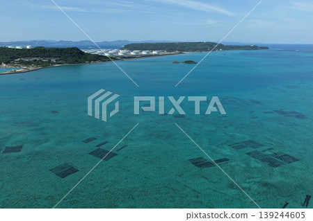 沖繩縣本座島附近海藻養殖場和能源設施的無人機空拍照片。 沖繩縣本座島附近海藻養殖場和能源設施的無人機空拍照片。 139244605