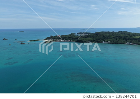 沖繩縣濱比賀島上沿海村莊和海藻養殖場的無人機空拍照片。 139244701