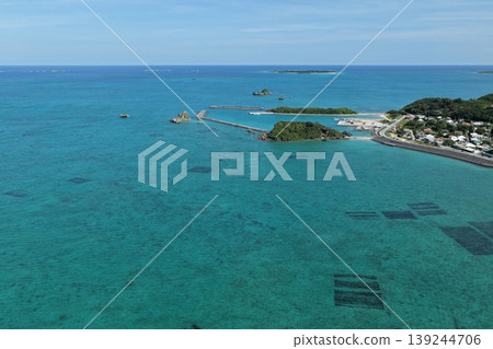 沖繩縣濱比賀島上沿海村莊和海藻養殖場的無人機空拍照片。 沖繩縣濱比賀島上沿海村莊和海藻養殖場的無人機空拍照片。 139244706