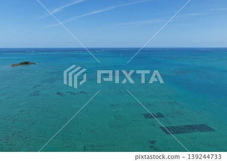 沖繩縣濱比賀島附近海藻養殖場及清澈海水的無人機空拍照片。 沖繩縣濱比賀島附近海藻養殖場及清澈海水的無人機空拍照片。 139244733