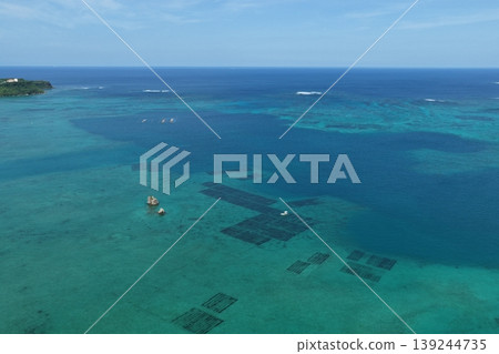 沖繩縣濱比賀島附近海藻養殖場及清澈海水的無人機空拍照片。 沖繩縣濱比賀島附近海藻養殖場及清澈海水的無人機空拍照片。 139244735